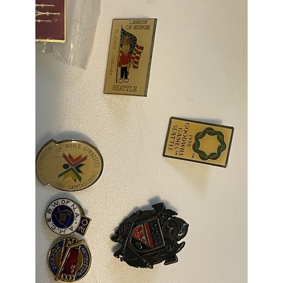 Lot of 33 vintage pins          (10)‎ - Picture 14 of 16